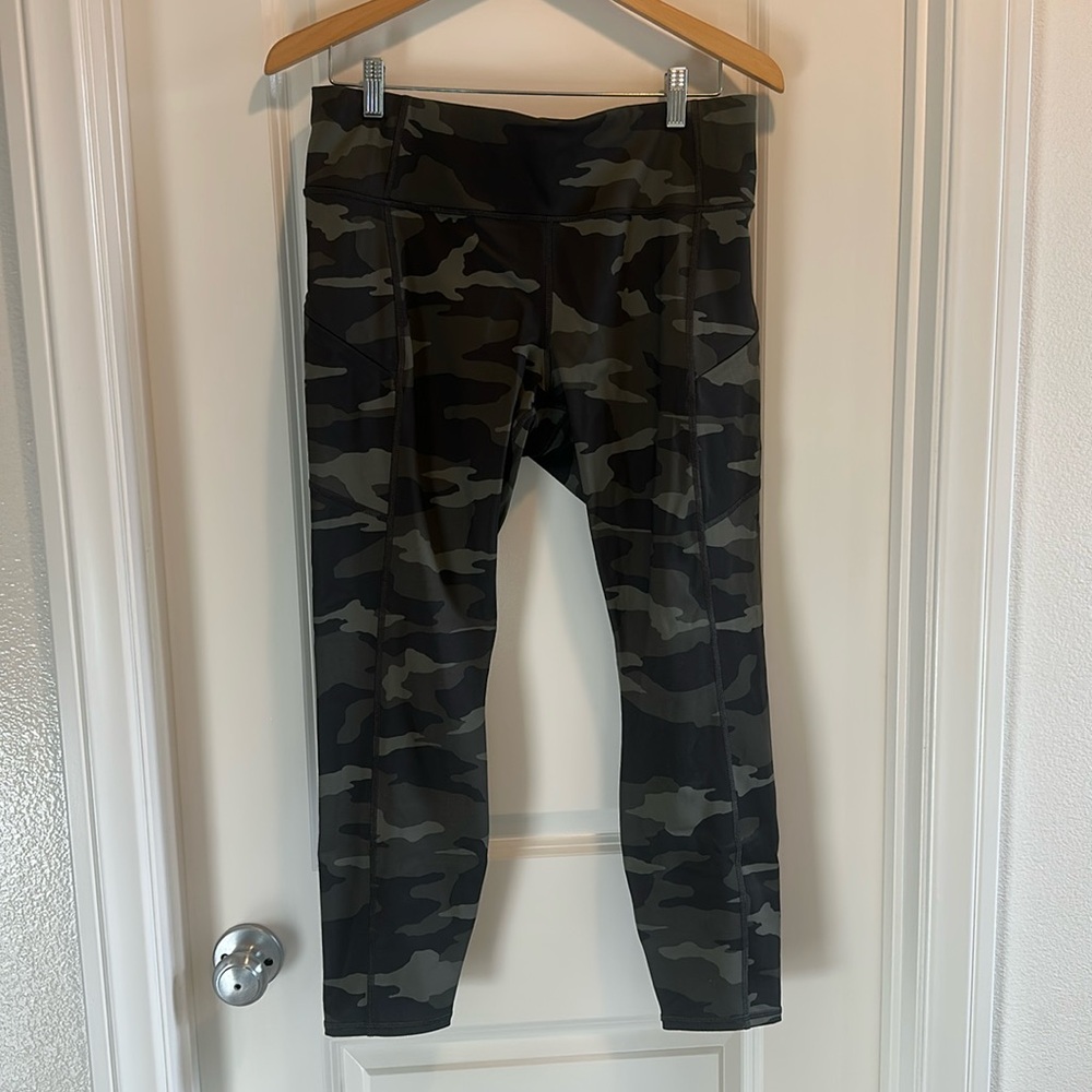 Athleta camo contender leggings size L